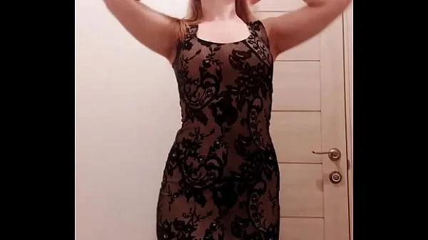 Meilleures vidéos sur l’énergie Une MILF en robe suce un gode et caresse la chatte humide dans les toilettes