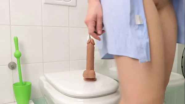 最佳美女躲在廁所裡，用一個大假陽具乾了自己。 手淫能源视频