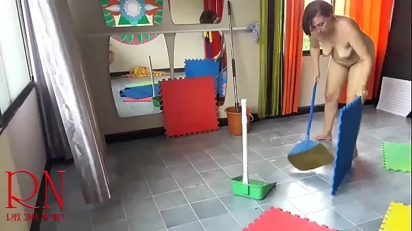 Τα καλύτερα βίντεο Nudist maid cleans the yoga room. A naked cleaner cleans mirrors, sweeps and mops the floor. scene 1 ενέργειας