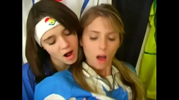 Bedste Girls from argentina and italy football uniforms have a nice time at the locker room energivideoer