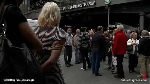 Los mejores La princesa Donna Dolore expone sus tetas desnudas atada a la rubia alemana Uma Masome en público y luego la gran polla Steve Holmes se la folla analmente en el metro vídeos de energía