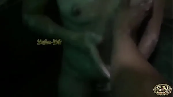 最高の繼母抓住她的繼子在浴室裡自慰，勒索她，操她，借給她的陰戶エネルギービデオ