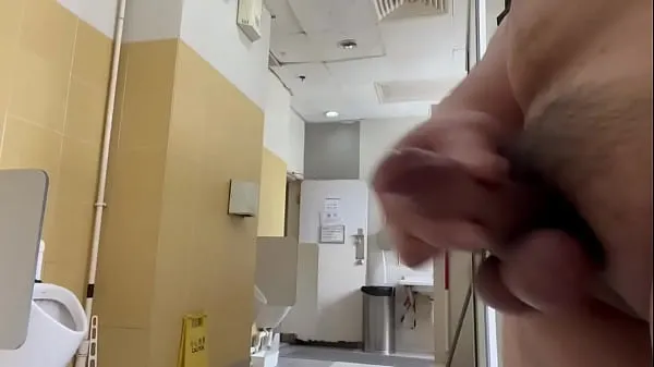 أفضل مقاطع فيديو الطاقة Jerking off in public toilet