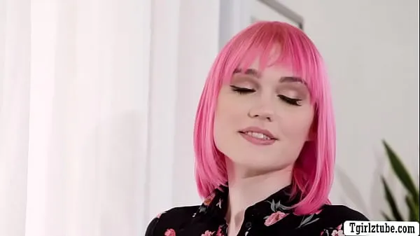 Beste TS pink haired fucks her online date energivideoer