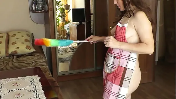 Parhaat MILF sexy brunette Frina naked cleans apartment and sings song "Katyusha". Booty ass MILF natural tits. Naked mommy brunette MILF cleans room. Home nudism. No panties and bra energiavideot