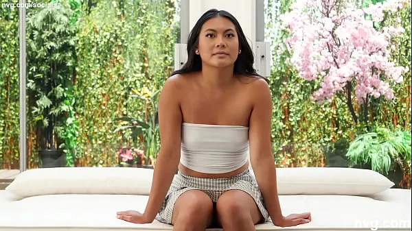Najboljši videoposnetki Beautiful Filipina girl with tan lines auditions energije