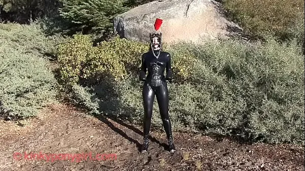 Beste Latex Ponygirl Training Outdoors energivideoer