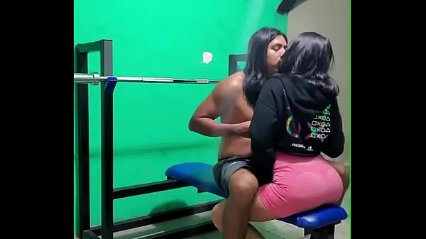 Meilleures vidéos sur l’énergie Baiser une fille qui aime faire de l'exercice à la maison