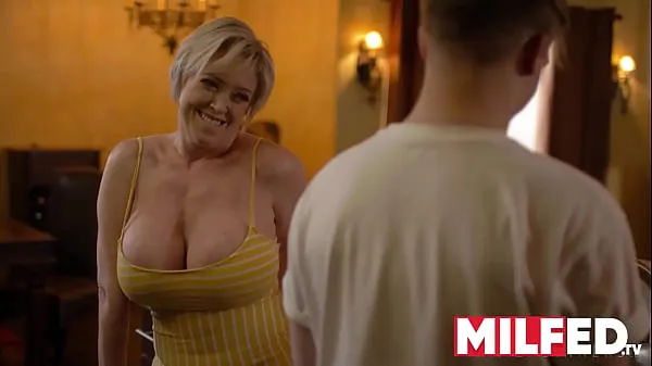 بہترین Mother-in-law Seduces him with her HUGE Tits (Dee Williams) — MILFED توانائی کی ویڈیوز