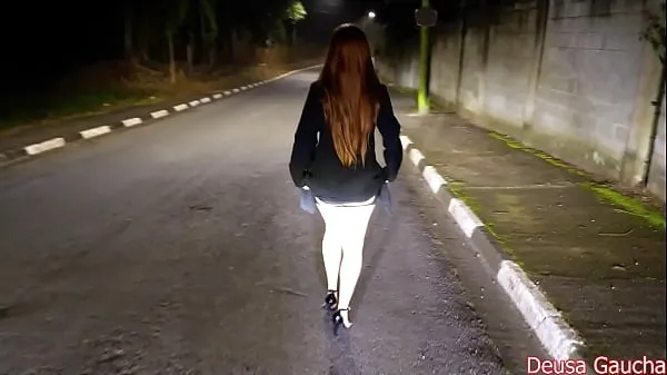 En İyi Hotwife coloca rabo de fora da janela do carro na rua pros desconhecidos comer seu cu sem camisinha na frente do corno Enerji Videoları