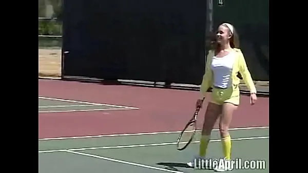 Los mejores La Little April se masturba al aire libre después de jugar al tenis vídeos de energía