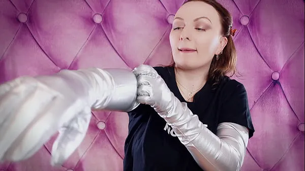 Die besten ASMR: lange glänzende Handschuhe in Opernsilber von Arya Grander. Fetisch klingendes kostenloses SFW-Video Energievideos