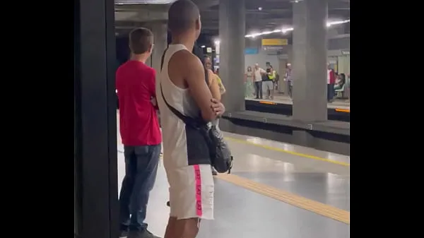 Meilleures vidéos sur l’énergie J'allais à la gym quand j'ai rencontré le jeune homme dans le métro, j'ai fini par le suivre, à la fin c'était lui qui m'enculait dans les bois