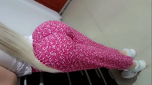 最佳漂亮屁股金发继女在撞毁了继父的车后用无套性行为付出了代价能源视频