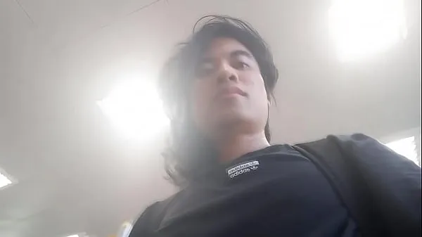 最佳学男孩乔恩·阿尔廷 (Jon Arteen) 步行上大学，在课堂上尽情摇摆，准备进行脱衣舞表演能源视频