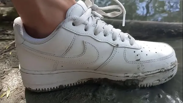 最佳这个小伙子用他的白色运动鞋 Nike Air Force One AF1 不穿袜子践踏泥土 这段同性恋色情视频是关于男孩在大自然中的恋足癖。 乔恩·阿尔廷 (Jon Arteen) 是一位炙手可热的亚洲双胞胎模特。 这位性感小伙穿着白色运动鞋，Nike Air Force One AF1，没有穿袜子。 没穿袜子的小伙子在脏兮兮的泥巴里玩耍，用脚践踏、跺脚、碾压、发出声音能源视频