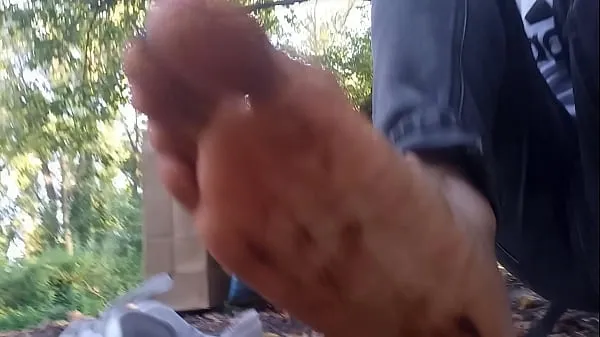 最佳在这个男孩恋足癖同性恋色情视频中，由于巧克力和番茄酱，鞋底很脏 这段同性恋色情视频是关于男孩在大自然中的恋足癖。 乔恩·阿尔廷 (Jon Arteen) 是一位炙手可热的亚洲双胞胎模特。 这位性感小伙穿着白色运动鞋，Nike Air Force One AF1，没有穿袜子。 没穿袜子的小伙子在每只鞋里放了巧克力和番茄酱，然后他在公园和街道上散步能源视频