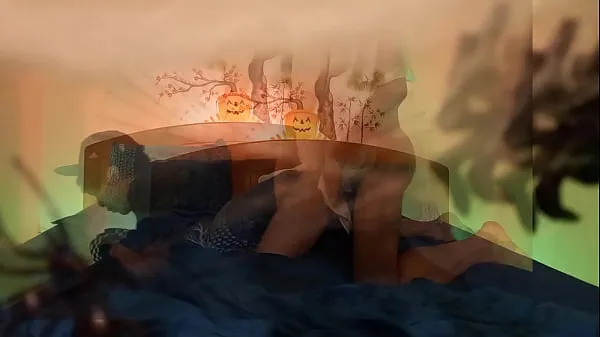 最佳Halloween 万圣节鬼操一个可爱的情绪化女男，呻吟着，精液深深地射进他紧致的屁眼里 在这段为万圣节制作的同性恋色情视频中，模特乔恩·阿尔廷 (Jon Arteen) 扮演幽灵和情绪化的女同性恋者。 通过电脑上的视频蒙太奇，您可以看到两个透明角色在床上进行同性性行为。 有无套性交、口交、自慰……卧室布置成万圣节主题：白网、黑蜘蛛、杰克南瓜头、绿灯、红灯……还有诡异的配乐能源视频