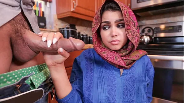Best Perv Guy Helps Makes Hijab Teen Feel at Home - Hijablust energy Videos