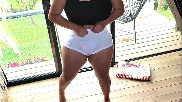 Los mejores STEPMOTHER WITH SHORT SHORTS SHOWS ME HER TRANSPARENCY YOU CAN SEE HER THONG vídeos de energía