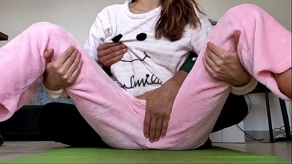 Najboljši videoposnetki asian amateur real homemade teasing pussy and small tits fetish in pajamas energije