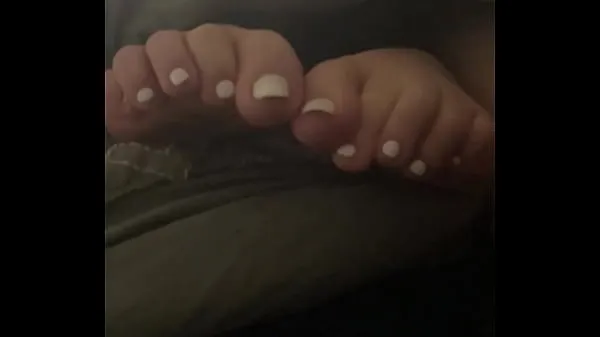 Los mejores Cumshot on her pretty toes vídeos de energía