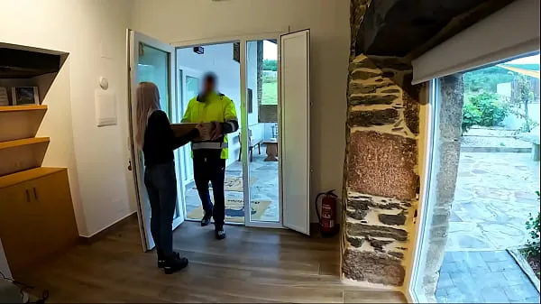 Parhaat The delivery man comes home and I give him a surprise blowjob energiavideot